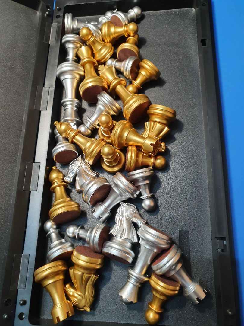 hàng quá chất. Quân cờ vàng bạc sắc nét, chất lượng cao, bàn cơ êm. Bàn 32 * 32 là vừa. hàng chĩnh hãng. tiki giao hàng nhanh.