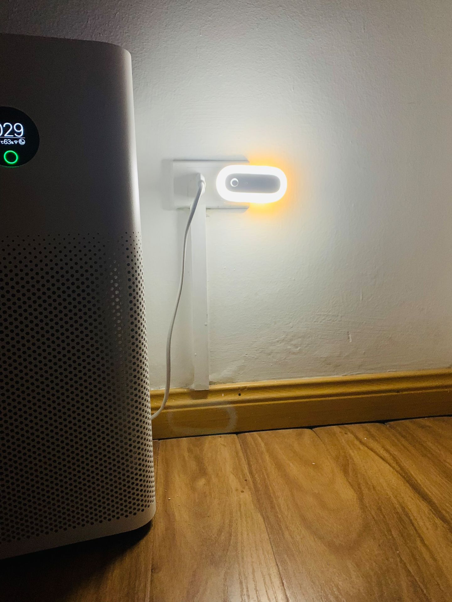 Đèn nhỏ xinh, nh cấp độ sáng theo sở thích, có remote nên tiện lắm, nhất là có cài hẹn giờ 10p hoặc 30p là sẽ tắt nên tiết kiệm điện. Hoặc ngủ dậy giữa đêm bấm cái nó sáng. Ưng cực kỳ ý :))