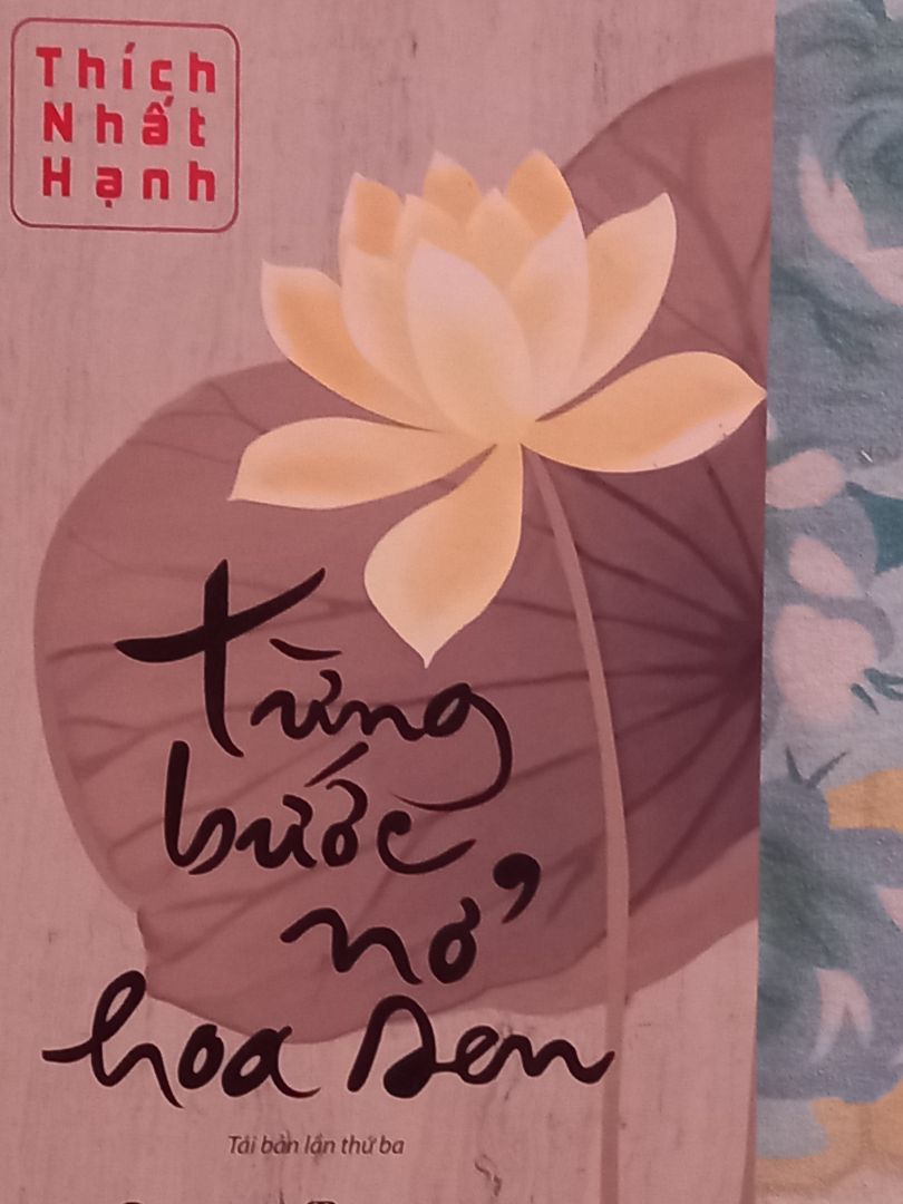 giao hàng nhanh, shipper thân thiện lắm lun, về phần sách thì không trầy xước, nhưng sách bị cong khiến mình hơi đau lòng :(, tóm lại là cũng không có gì để chê lắm vì mình còn được mua sale nữa nên giá hời lém hehehe