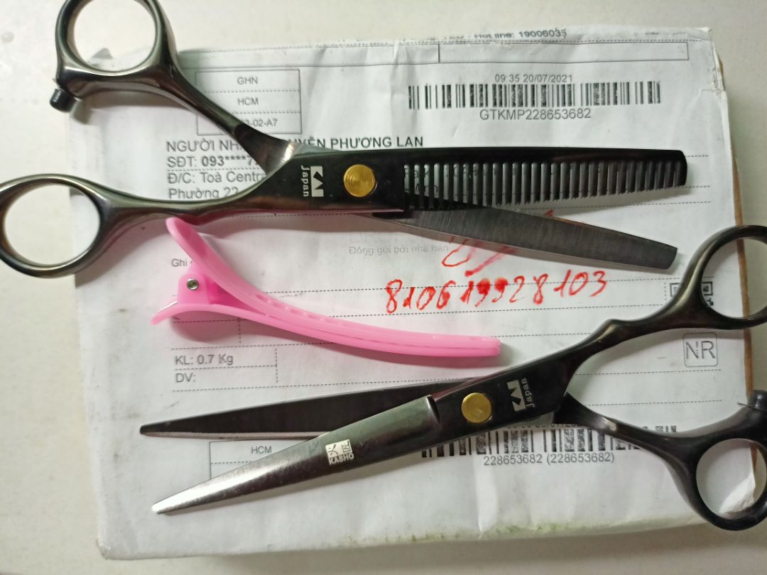 sản phẩm đặt mua là bộ tông đơ kèm kéo. nhưng sản phẩm nhận được chỉ có kéo. hình đính kèm? sản phẩm đặt mua là bộ tông đơ kèm kéo. nhưng sản phẩm nhận được chỉ có kéo. hình đính kèm?