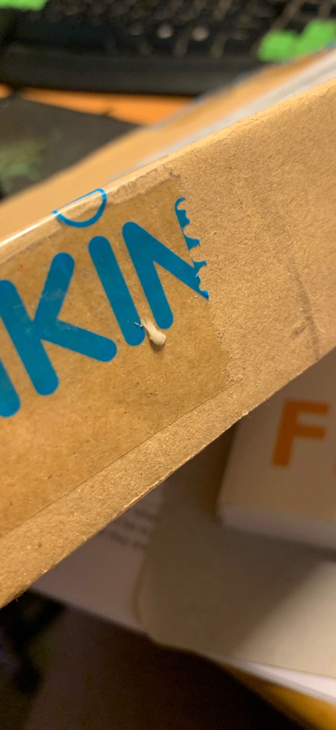 Nhìn mặt đầu sách khá OK nhưng mặt sau hơi bị nhăn, ko có bookcare , mình ko phải là người quan trọng mấy cái thứ bên ngoài này nên mình bỏ qua nhưng mình hơi thất vọng khi giao hàng là trên hộp hàng còn dính bã kẹo cao su, thật sự rất là gớm. Mình chụp ở đây có một chút thôi chứ phần bã kẹo còn lại dính hết vào tay với xe mình