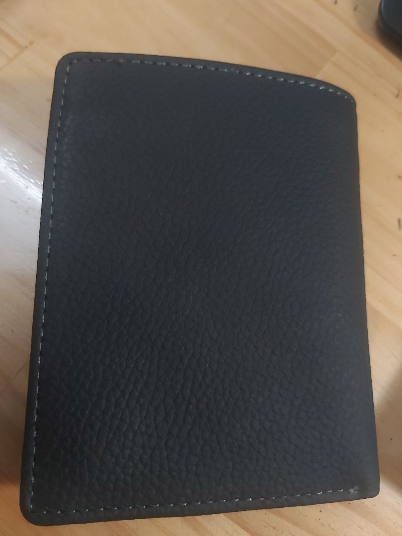 *Đánh giá: đây là lần thứ 3 em mua đồ bên đây, chất lượng khỏi bàn MUA 3 LẦN LẬN MÀ, shop tư vấn nhiệt tình, giao hành nhanh, giá ok hơn các chỗ khác nhiều, đóng gói bằng hộp rất chu đáo, có thư cám ơn và thẻ bảo hành, e mua sale được tặng thêm ví đựng card. Em sẽ giới thiệu cho gia đình và bạn bè ủng hộ shop. Full 5 sao
*Đóng góp: Nên làm thêm đồ cho nữ nha shop để mốt có thể mua biếu cho người thân.