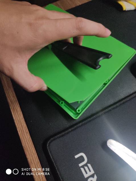 Đóng gói kĩ, nhưng khi mở ra thì kính vỡ, lớp nhựa gãy mất 1 chân