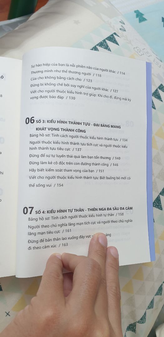 Sách ổn, đa chiều, nội dung phong phú, cấu trúc tương đối chặt chẽ, minh họa và diễn giải dễ hiểu. Điểm cộng lớn nhất là đã giúp khái quát và phác họa các nhóm tính cách từ góc nhìn Tâm lý học, và với mỗi nhóm lại có cấu trúc nội dung nhất quán, nên người đọc hệ logic và hệ thống hóa rất dễ tóm lược và nắm bắt nội dung.