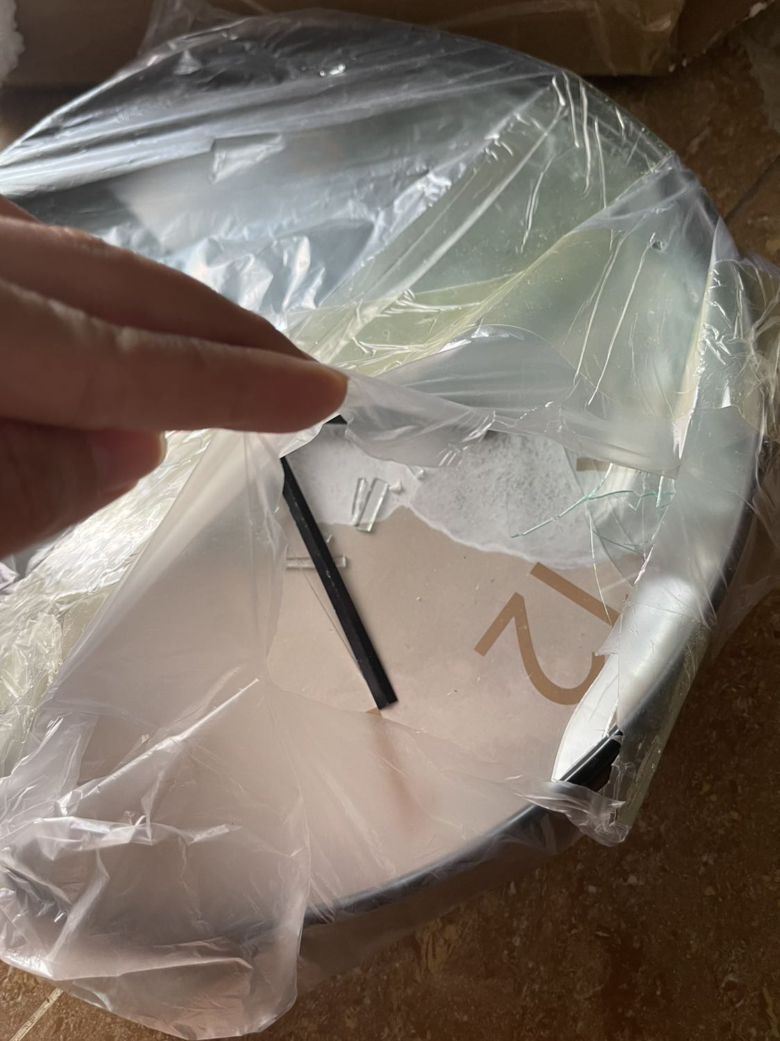 Shop đóng hàng bị bể ạ , check lại giúp m