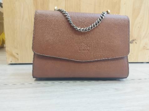 Túi bên ngoài đẹp hơn trong hình nữa ạ ..mang rất hợp dáng ..rất dễ phối đồ nữa ạ .... Thank shop nhìu