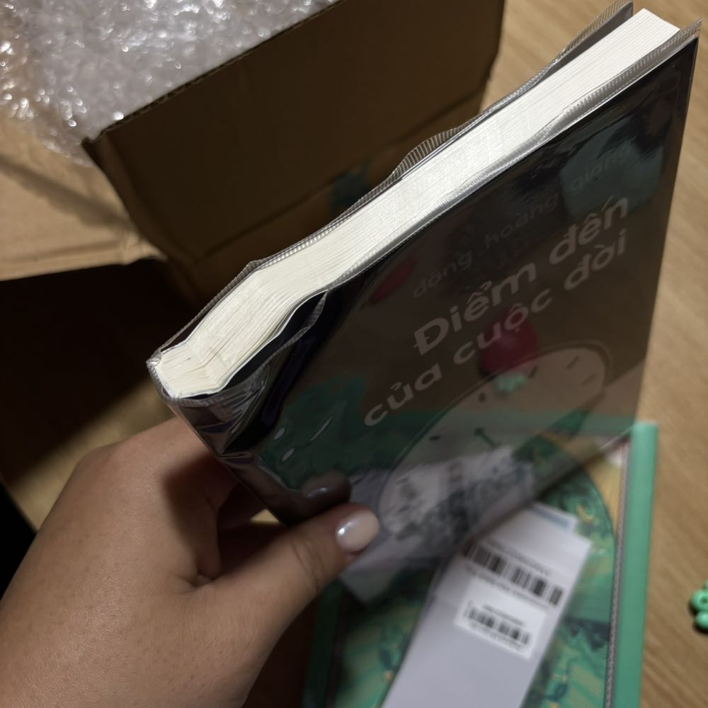 Vừa nhận được sách, bị móp 1 góc luôn. Bó tay.