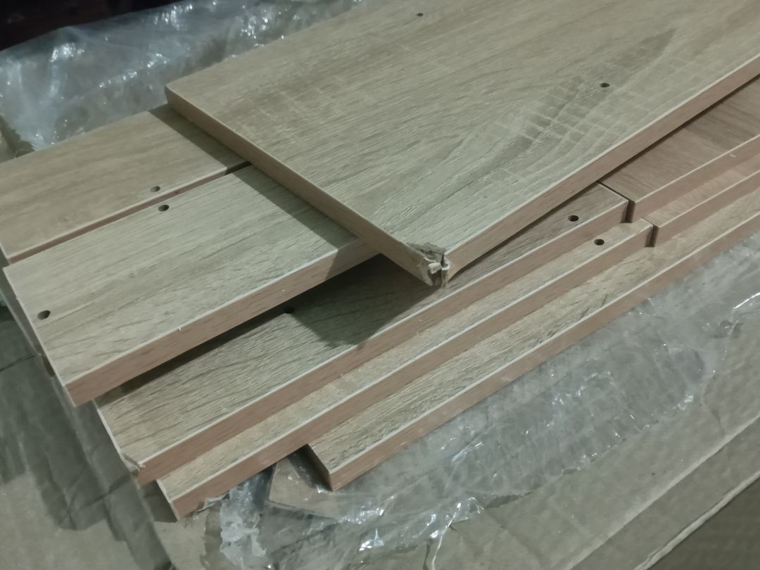 Tôi không thấy hài lòng với sản phẩm này, mới khui hàng ra thấy thế này thì chán bỏ xừ. Tôi nghĩ shop cần lót thêm 4 miếng đệm mút ở ngay 4 góc để tránh xảy ra trường hợp hi hữu này. Hi vọng shop đọc !!! :"(