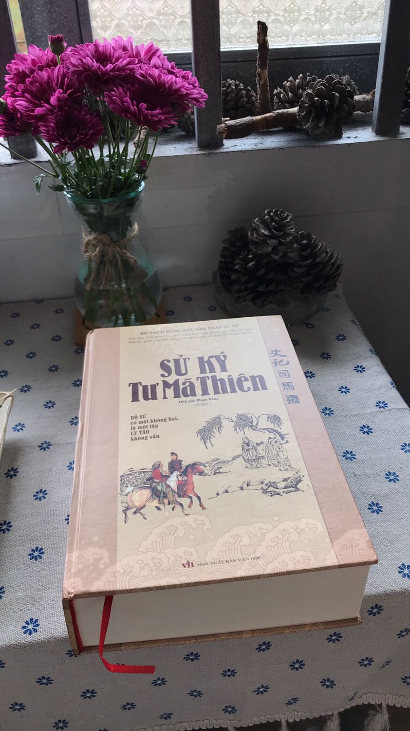 Sách rất đẹp, bìa cứng dày, bản to. Chữ & hình minh hoạ trong sách rất rõ ràng. Chờ Tiki gửi từ Hanoi về tới Đà Lạt hơi lâu nhưng cũng may sách ko bị hư hỏng gì, nói chung mình rất hài lòng.