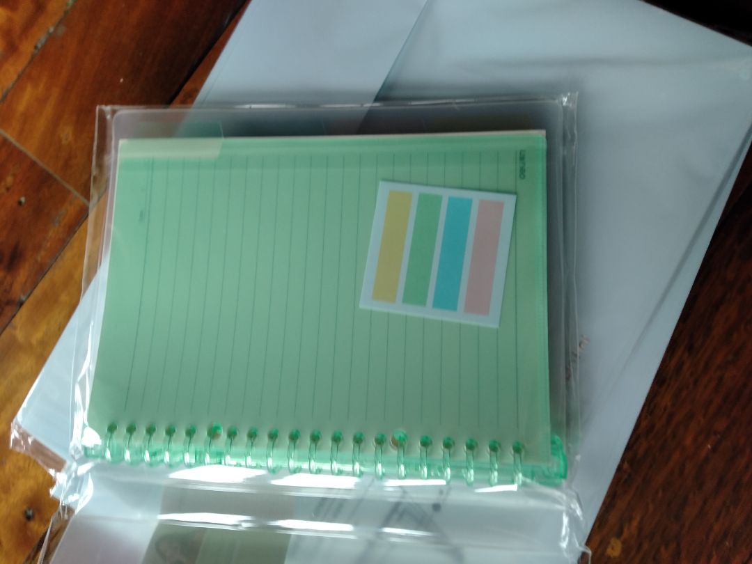 eo ui, shop đóng hàng kĩ lắm í, quấn 1 lớp nilon vừa dày vừa dài cho 2 cái cặp tài liệu với 1 quyển sổ bé xíu