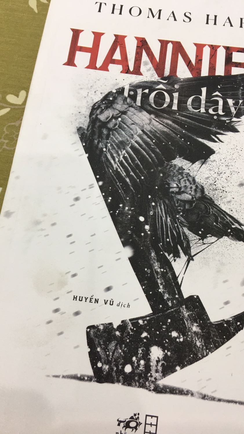 Mua một lượt 6 cuốn, chỉ bỏ đại vào thùng ko chống sốc gì hết. Sách nặng nên va đập dễ bị hư hại lắm luôn. Cuốn nào cũng lem nhem, dấu tay đen đen nữa. Phải đổi trả hết 1 cuốn từ trước Tết, đến giờ mới nhận đc. Hy vọng về sau tiki kt cẩn thận để khỏi phiền 2 bên. Cuốn này còn in hẳn dấu tay đen luôn nè ...