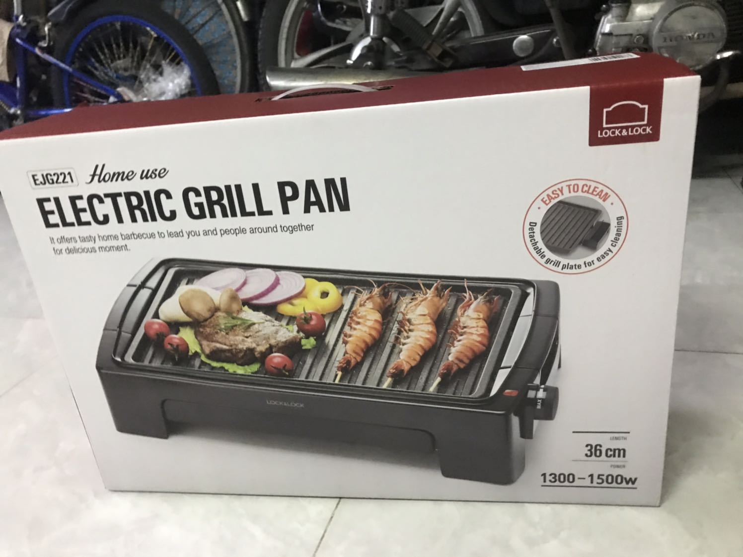 Mình đặt hàng buổi sáng, chiều tiki gọi giao hàng, cảm thấy khá vui và hài lòng vì tốc độ quá nhanh. Hộp ngoài khi nhận hàng khá đẹp, tuy nhiên, khi mở ra thì thấy đã bị gãy ở 1 góc đựng khay chứa dầu mỡ thừa (như hình). Mình cảm thấy khá thất vọng, hy vọng Tiki sẽ giải quyết sớm giúp mình trường hợp này và nên kiểm tra hàng hoá trước khi giao.