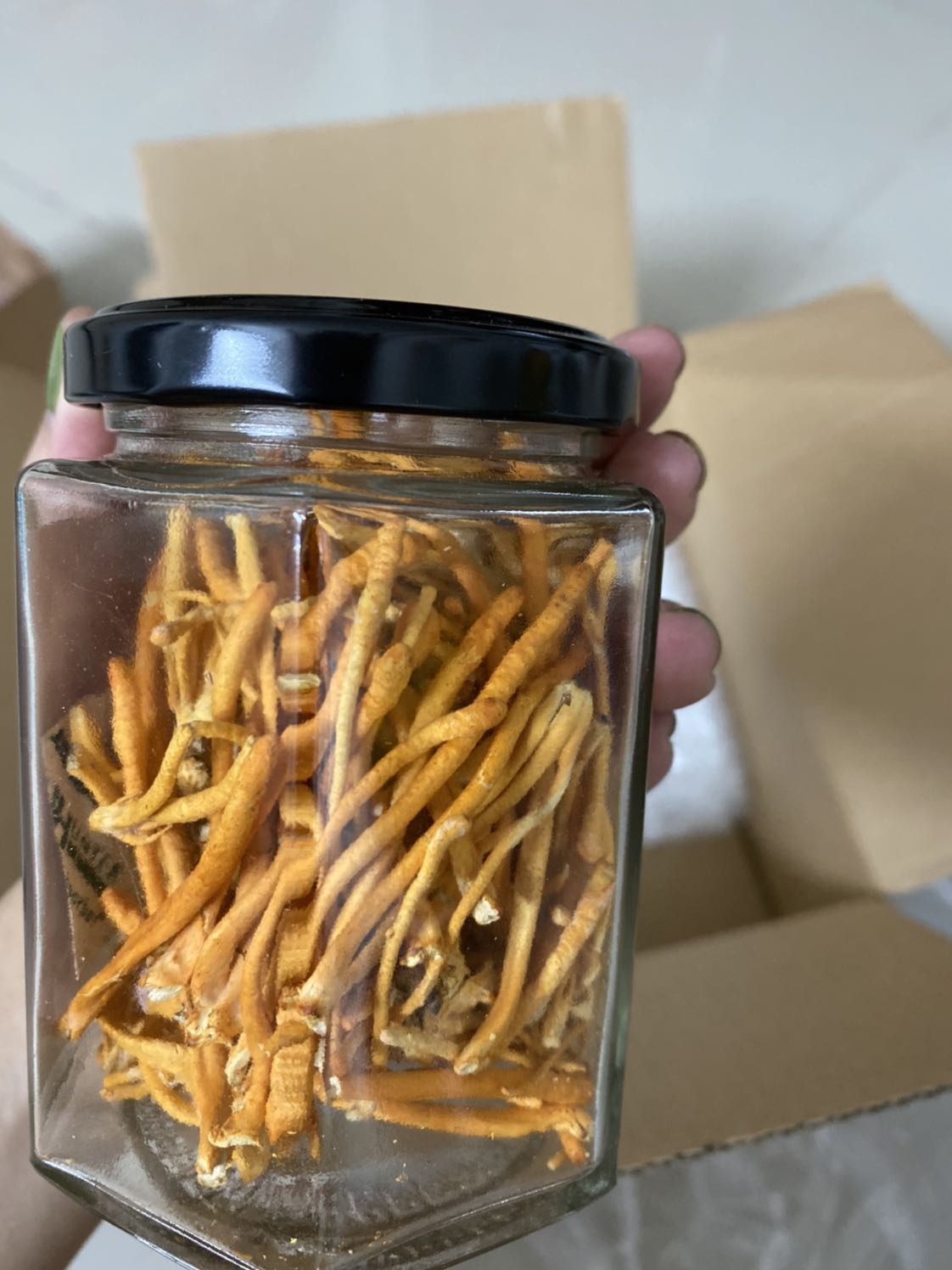 Đóng gỏi cẩn thận,hộp có tem nhãn đầy đủ,hàng chuẩn sợi dài không vụn, nói chung là chất lượng, rất hài lòng, dùng hết sẽ mua tiếp