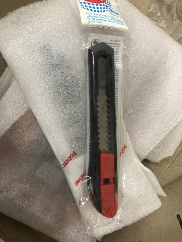 Giao sai sp. Mình đặt dao vỏ kim loại, bản nhỏ. Giao cho mình dao nhựa, bản to, lưỡi dao chưa xài đã thấy rỉ sét