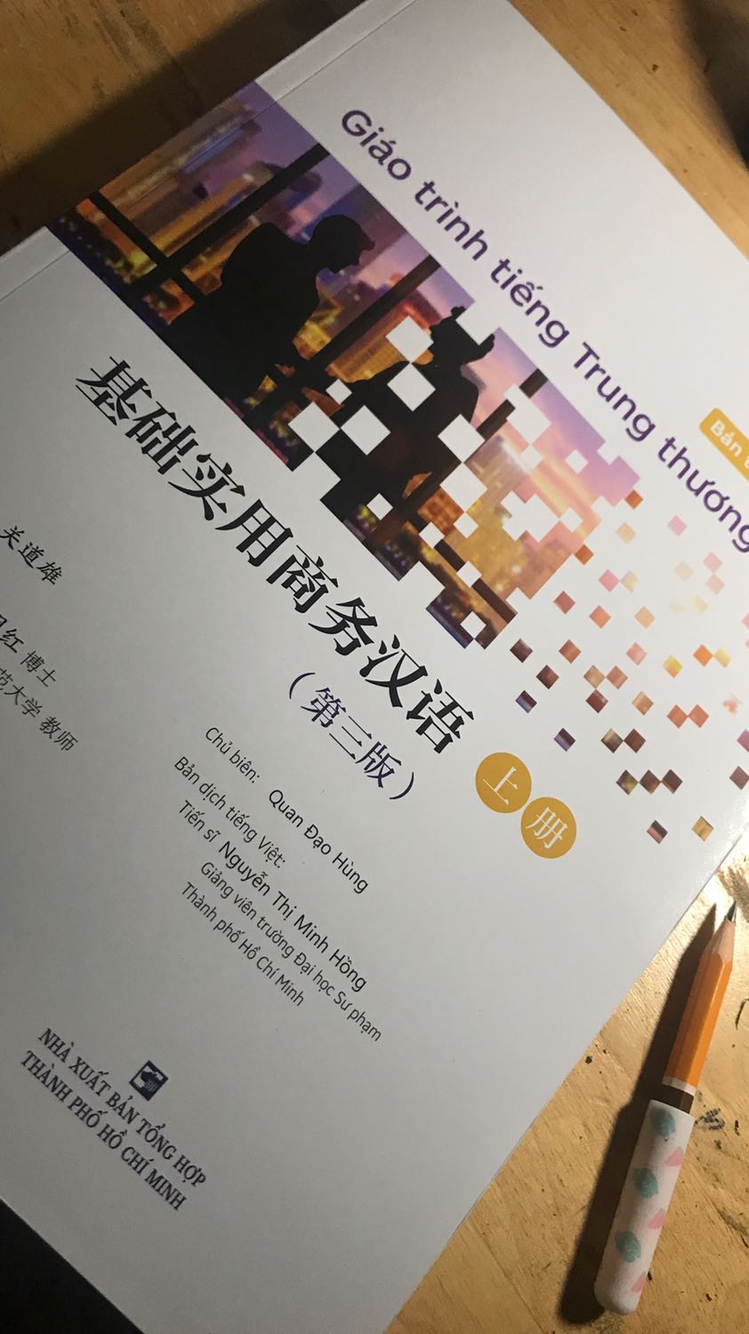 Giao hàng nhanh chóng, sách được bọc cẩn thận, nội dung sách chia theo chủ đề, dễ học điểm ngữ pháp và từ mới 👍