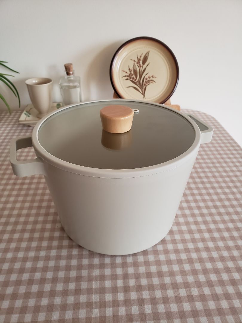 hàng tốt, thiết kế đẹp, có điều núm gỗ trên nắp nồi thiết kế không tốt. Mình mới hầm món đầu tiên, để đậy nắp, quên món hầm thì không đậy, lúc phát hiện  thì thấy núm gỗ bị nứt. Khuyên các bạn chỉ nên đậy nắp khi đã nguội