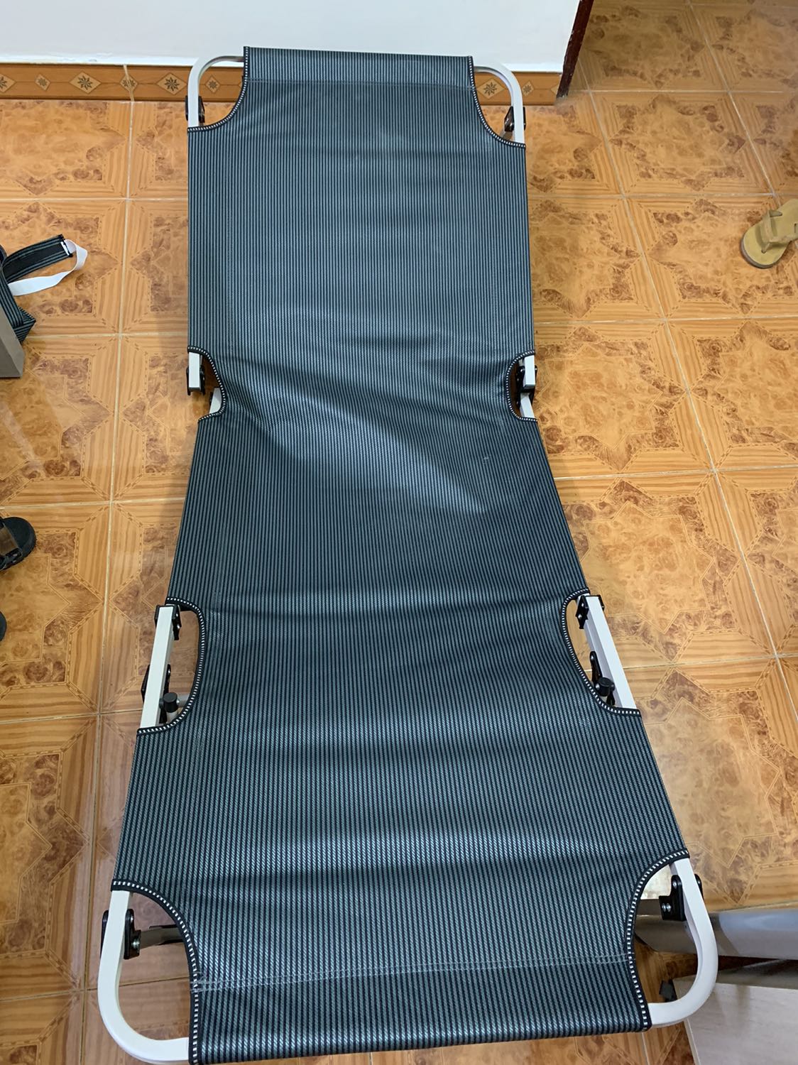 Dịch vụ giao hàng ok ...sáng nhận hàng nguyên vẹn... nhưng tối ngủ nữa đêm lúc 12h trở mình ghế gãy ( như hình ) tỉnh giấc luôn ( tôi cần nặng 90 kg ) hỏi sản phẩm này có bảo hành không vậy?!