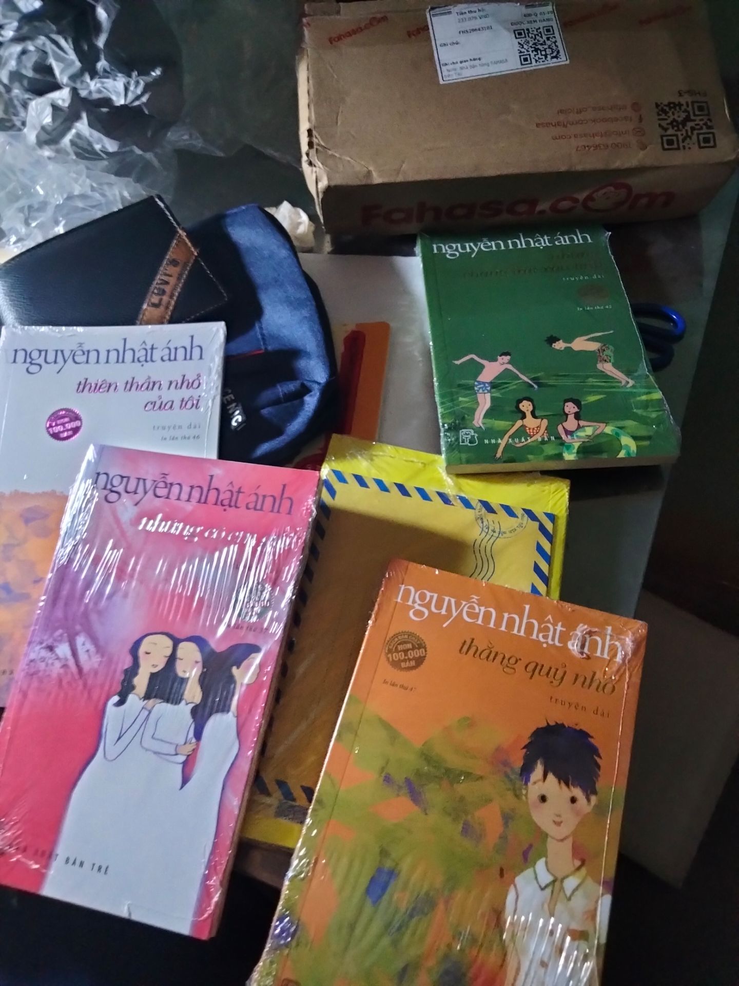 Mua Fahasa là chuẩn k cần chỉnh (sách mới còn bọc và rất thẳng) + sách của Nguyễn Nhật Ánh là hết nước chấm