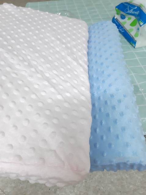 Gối mềm lắm. Mình dùng thì tạm ok. Còn chồng mình dùng thì a í thấy mềm quá không thích. Gối hơi thấp nữa. Với 3 cái 3 màu mà vỏ thiết kế khác nhau.cái màu xanh vỏ bị rộng so với ruột gối. nằm 1 thời gian thấy cao su nó cứng lại, nên gối lúc đó thấy sướng nhất! nó vừa vặn chứ ko gây mỏi cổ như mấy gối bông ép!!!