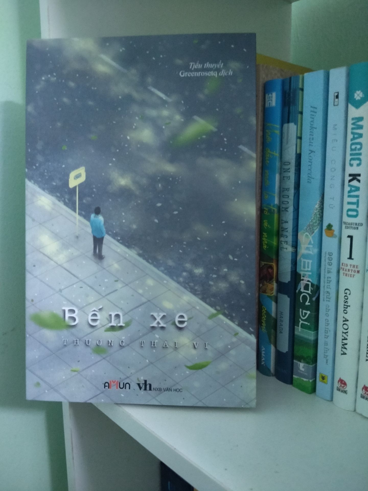 sách đẹp lắm ,giao hàng siêu nhanh 
xin trích một đoạn nhỏ của sách 
"Danh dự là gì ? nói trắng ra ,danh dự chính là cách nhìn của người khác về bạn .Bạn có danh dự hay không, không phải vấn đề bạn có trong sạch hay không ,mà là vấn đề người khác có công nhận bạn hay không. Vì vậy từ xưa đến nay,rất nhiều người dùng cái chết để chứng minh sự trong sạch và bảo vệ danh dự của bản thân .Cách làm này tuy tiêu cực nhưng rất hữu hiệu. bởi trong hiện thực cuộc sống ,con người không dễ thông cảm cho người sống ,mà dễ thông cảm cho người chết .Con người thường nhớ tới khuyết điểm của người sống .Một khi người đó chết đi ,con người sẽ dễ nhớ tới ưu điểm của họ. Vì vậy dùng cái chết để chứng minh sự trong sạch ,tuy phải bỏ cả mạng sống nhưng phần lớn có thể đạt được mục đích. Chỉ là ,khi mỗi sinh mệnh sống tìm cách bảo vệ danh dự,càng nghiệm chứng một cách sâu sắc sự tàn khốc của xã hội"