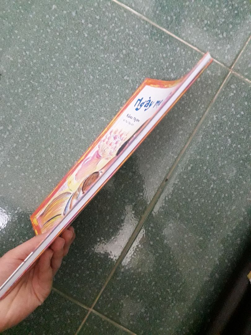 Mình tưởng sách dày. Sách mỏng lắm. do là sách tranh màu nên giá cao