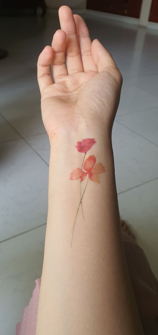 Hình dán dễ thương, độ bền chưa kiểm chứng hết, nhưng hình dán lớn trên vết sẹo sau lần tắm thứ 2 đã có dấu hiệu bong ra. Hình ở mặt trong cẳng tay có vẻ bền hơn hẳn. Đúng là độ bền tùy vị trí dán và mức độ tiếp xúc với nước, quần áo... màu sắc tươi tắn. Tóm lại: mình siêu thích!