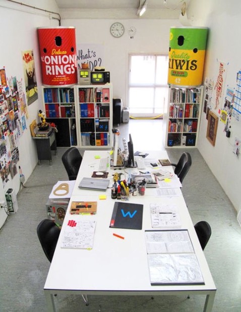 Thanh toán online nhưng không nhận được hàng, mặc dù checking đơn hàng đã đánh dấu giao hàng xong(có thể do bên giao hàng đã làm thất lạc). 
Hay nói cách khác là thanh toán rồi nhưng không dược ship hàng. Liên hệ hỗ trợ thì shop báo là cần cung cấp hình ảnh xác minh chưa nhận được hàng(vô lý). 
Trong đánh giá trước có bạn bị giao nhầm số lượng, mình nghĩ có lẽ là sai sót hy hữu, nhưng bản thân mình đã được giải quyết vấn đề một cách vô trách nhiệm. 
Mình cảm thấy thất vọng, không phải vì 150k tiền đơn hàng. Mà công mình đợi chờ và chưa được phục vụ một cách chuyên nghiệp. 

Ps: mong shop và tiki cũng như đơn vị vận chuyển phối hợp làm vệc chuyên nghiệp hơn.