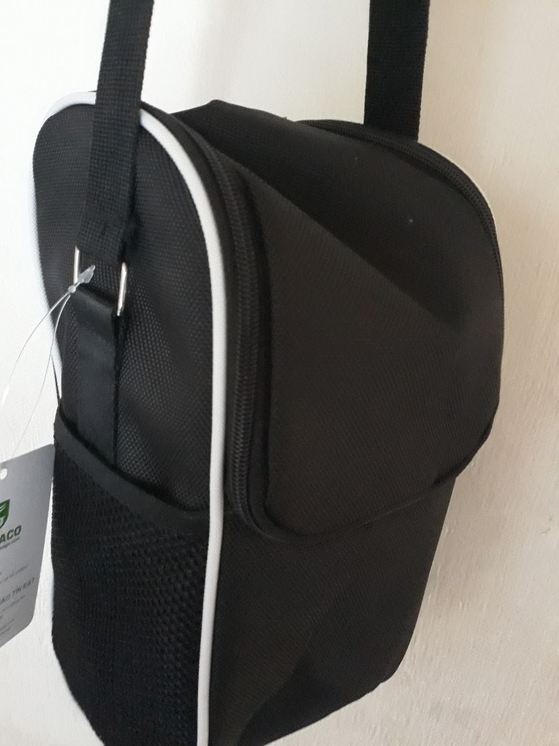 Túi may chắc chắn, chất vải dày dặn, lớp giữ nhiệt tốt, điều mình cực ưng ý chính là sản phẩm không bị hôi mùi nhựa như mấy loại túi bán tràn lan khác. Hàng chất lượng có khác. Tiki vẫn luôn giao hàng thần tốc, mới đặt hôm trước hôm sau đã giao ^^