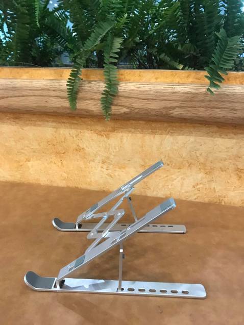 Hợp kim nhôm nên sản phẩm rất đẹp, chắc chắn, góc cạnh rõ nét, có thể gấp gọn cho vào túi nhỏ xinh, tiện mang đi công tác. Có nhiều mức độ cao thấp để điều chỉnh phù hợp với tầm mắt và tay đánh máy của mình, chất lượng thì quá tốt rồi, tiếc là ko có nhiều màu để lựa chọn. thanks shop. 5 sao