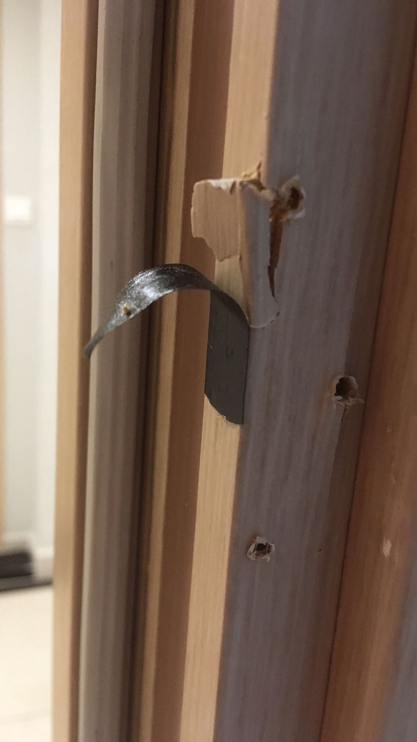 Nhà cửa mới tinh mà vừa lắp cái chốt này vào hư banh chành hết. Mũ của đinh vít vừa dùng tua vít vặn được giữa đường là mũ vít mất hết gờ, vô k vô được, ra không ra được. Nghĩ lại quá hối hận mua cái khoá Việt tiệp 40k xài chắc chắn hơn ba cái thứ giả dối này, giờ phải chờ thay nguyên cái khung cửa nhà chung cư mới nhận, cái chốt bỏ k tiếc mà hư cái cửa nghĩ nó bực gì đâu, năm mới bán hàng có tâm chút pls. Mời tiki thâu lại giùm, không dám mua tiki nữa luôn.