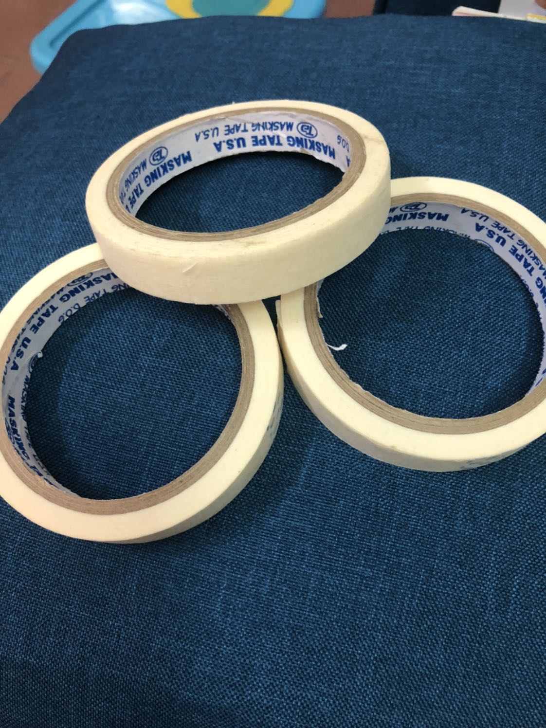 Băng keo giấy 1F5 3 cuộn bám dính tốt,dẻo dai.Thích nhất là ghi được trên bề mặt của giấy ... rất Ok nha.