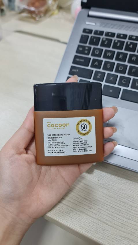 5 sao cho dịch vụ của Tiki và chương trình quà tặng rất hấp dẫn, mua đc tặng chai nước tẩy trang to oạch.
Nhưng về sản phẩm thì mình cho 4 sao thôi, sp có chỉ số chống nắng cao, bảng thành phần toàn xịn xò nhưng chưa chất chưa đc ráo với da dầu cho lắm. Bạn nào da thường xài chắc ok hơn.
Thêm nữa là bao bì lạ nhưng dạng dẹt như vậy mỗi lần lắc xong nếu mở nắp ko cẩn thận là sp sẽ bị tràn lên hoặc dính tùm lum khi cho ra tay.