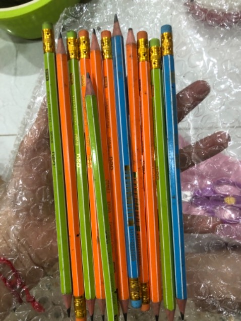 Giao hàng bút chì gì mà nhìn như xài rồi vậy? Cũ quá cũ tệ dữ vậy