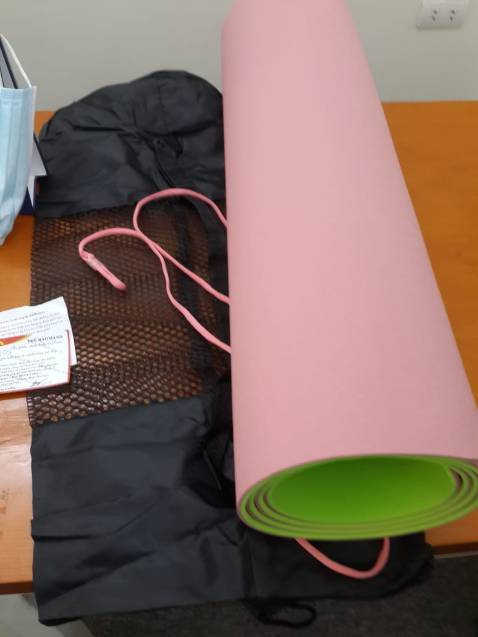 Giao hàng nhanh quá đặt hôm trước hôm sau đã giao hàng rồi
Hàng chuẩn mô tả nhé  mà rẻ quá đúng shop lớn chính hãng có khác bán không cần lãi . Hihi
-Không được chọn màu shop giao ngẫu nhiên mà cả đội mình đúng màu mình thích mới hay , thảm mới nhưng không hề có tý mùi nào, cả đội tập yoga rất ưng ý
- Vân chống trượt khá bám sàn . Mặt trên hoa văn đẹp thảm êm ai nặng cần thì lên mua loại 8mm của shop tập sẽ thoải mái hơn 
- Mua mấy lần của shop rồi lần nào cũng hài lòng . 
Mong shop có những sản phẩm tốt và dịch vụ chăm sóc khách hàng hơn nữa
Chúc shop làm ăn phát đạt ạ Giao hàng nhanh quá đặt hôm trước hôm sau đã giao hàng rồi
Hàng chuẩn mô tả nhé  mà rẻ quá đúng shop lớn chính hãng có khác bán không cần lãi . Hihi
-Không được chọn màu shop giao ngẫu nhiên mà cả đội mình đúng màu mình thích mới hay , thảm mới nhưng không hề có tý mùi nào, cả đội tập yoga rất ưng ý
- Vân chống trượt khá bám sàn . Mặt trên hoa văn đẹp thảm êm ai nặng cần thì lên mua loại 8mm của shop tập sẽ thoải mái hơn 
- Mua mấy lần của shop rồi lần nào cũng hài lòng . 
Mong shop có những sản phẩm tốt và dịch vụ chăm sóc khách hàng hơn nữa
Chúc shop làm ăn phát đạt ạ