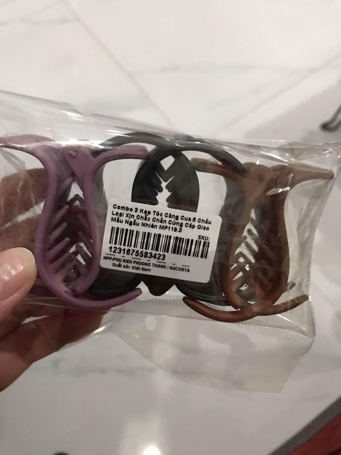 Kẹp cũng ok nhưng màu ko dc yêu thích lắm. A shipper giao hàng thì hơi cục súc Kẹp cũng ok nhưng màu ko dc yêu thích lắm. A shipper giao hàng thì hơi cục súc