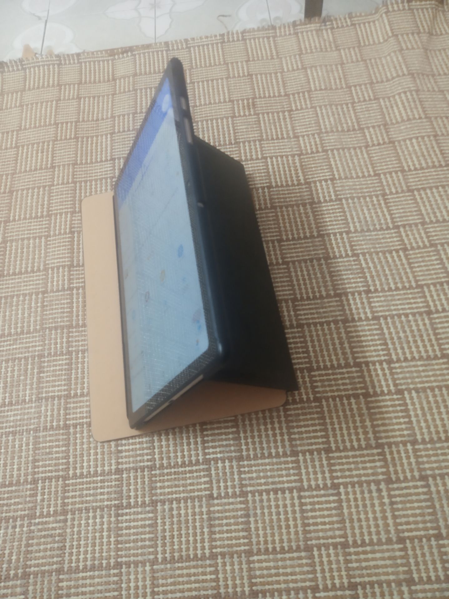 giao hàng đúng hạn, giá hợp lý, mình mua cả máy lẫn bao da trên tiki luôn, giá rất tốt, sẽ còn ủng hộ tiki nhiều hơn