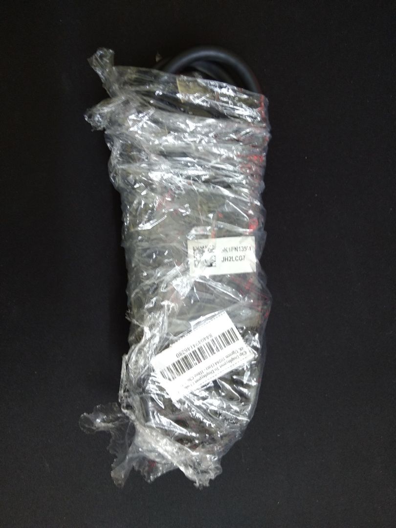 Mua cáp của Ugreen thì gửi cho cái cáp không hộp, không nhãn hiệu Ugreen, khác xa so với trong hình. Yêu cầu đổi trả thì mình hẹn Tiki thứ 2 8/4 cho shipper qua lấy thì Tiki không chịu, một mực nhất quyết kêu bên vận chuyển qua thứ 7 6/4, mà do mình bận việc nên không nghe được. Mình đã gọi lại cho shipper và shipper hứa thứ 2 đến lấy hàng và tới hôm nay vẫn chưa có ai đến lấy.