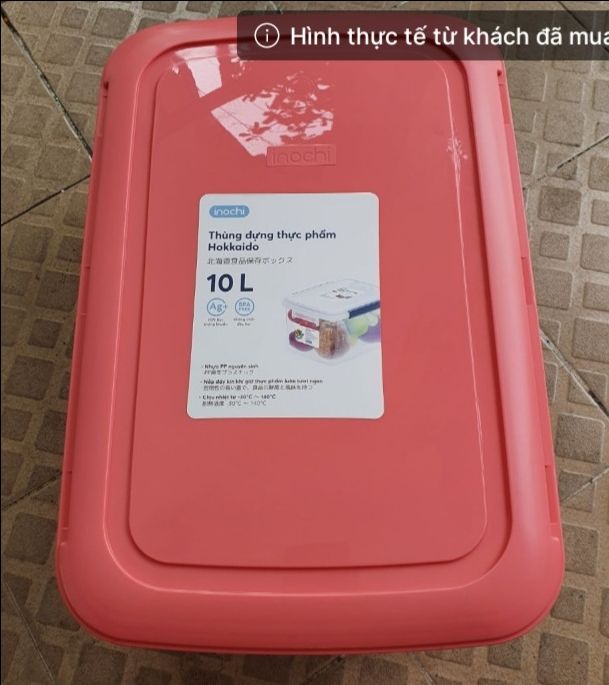 Thùng nằm ngang, chứ ko thùng dạng đứng. Hơi mất diện tích chút. Nắp thùng nhựa màu, chứ ko phải trong suốt nha mn. Nắp rất cứng, có ron cao su. Yên tâm về độ cứng. Mình ko gài nắp lun, vì thấy đủ kín rồi. Thùng nhựa ko nên bỏ rau củ. Vì kín thì rau củ hư.