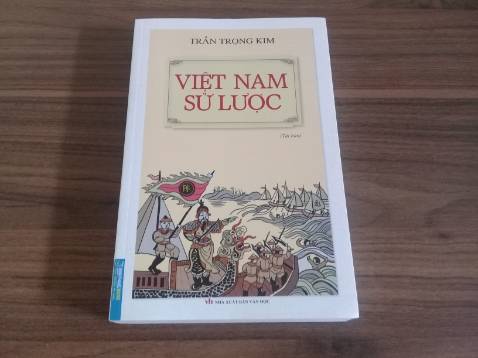 Phần trình bày văn bản rõ ràng. Tiêu đề, cước chú làm kỹ. Font chữ dễ nhìn, thân thiện với người đọc. Ngoài ra còn có bảng chỉ mục khá hữu ích, tiện cho việc tra cứu; và 5 bảng gia phả các triều đại được in rời. Nói chung, vừa mới lướt nhanh cuốn sách là đã ưng ý!