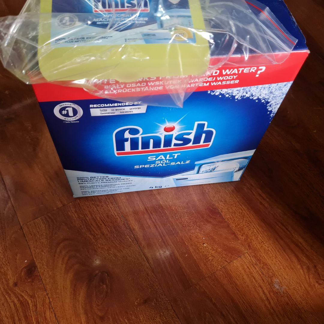 Không có thông tin về nhà nhập khẩu và phân phối. Không rõ hàng thật hay hàng nhái. Tiki cần tăng khả năng kiểm soát hàng hóa