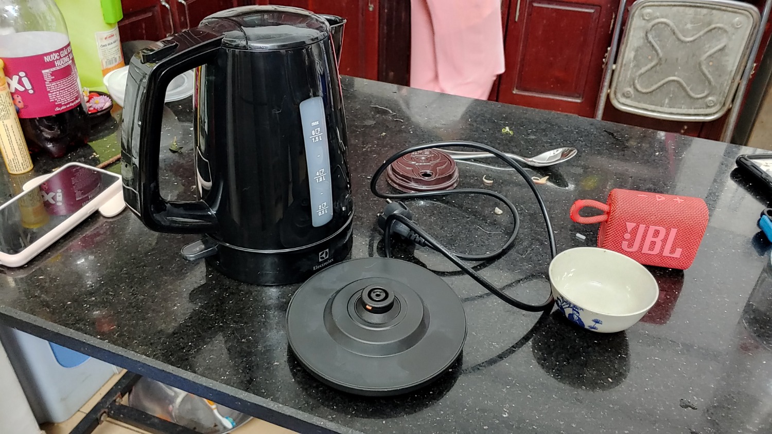 Sản phẩm cầm chắc tay, bên trong hộp đóng gói rất kỹ càng. Đặc biệt phần miệng bình (nơi rót nước) có 1 miếng lưới lọc trông rất ok. Mới dùng được 2 ngày, còn độ bền thì phải để thời gian chứng minh