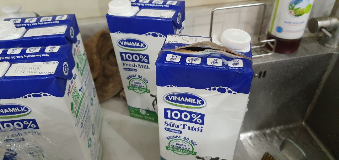 Mình vừa nhận được đơn hàng. Đắt hơn ở tiệm tạp hóa gần nhà (có 30k/hộp ở tiệm), thời gian chờ lâu (8 ngày mới nhận được), đóng gói hàng tệ hại, có 1 hộp bị thủng làm đổ tràn sữa ra cả lố 6 hộp, chán chả muốn kêu đổi vì thời gian chờ đổi 1 hộp sữa quá tội.