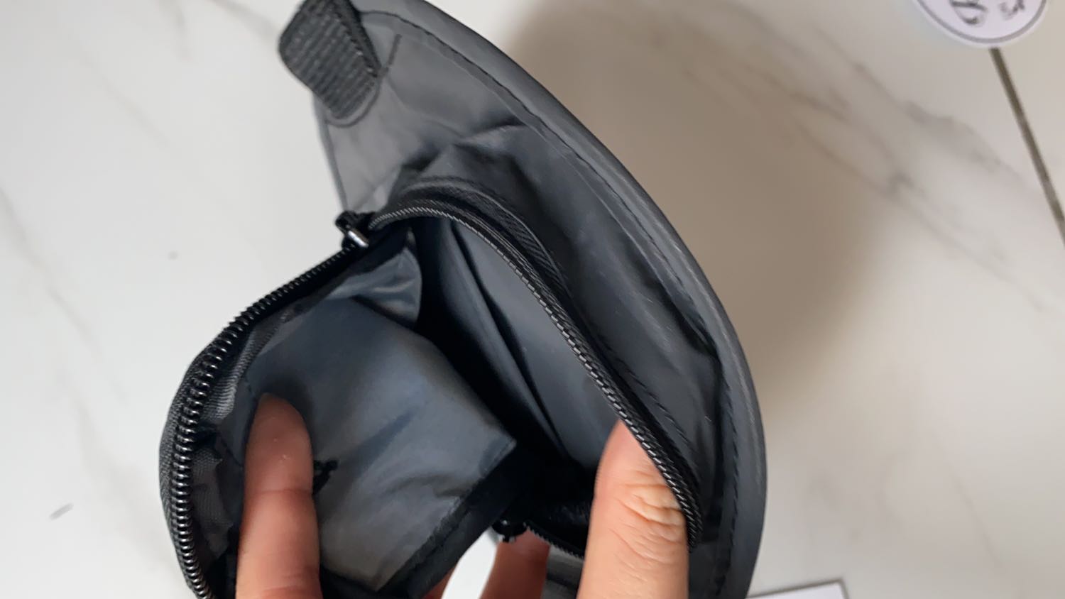 Tiki giao nhanh, đường may chắc chắn, vải đều màu, dây kéo mượt, chất liệu tốt, có 2 ngăn bên trong, đựng vừa đt to. ??????