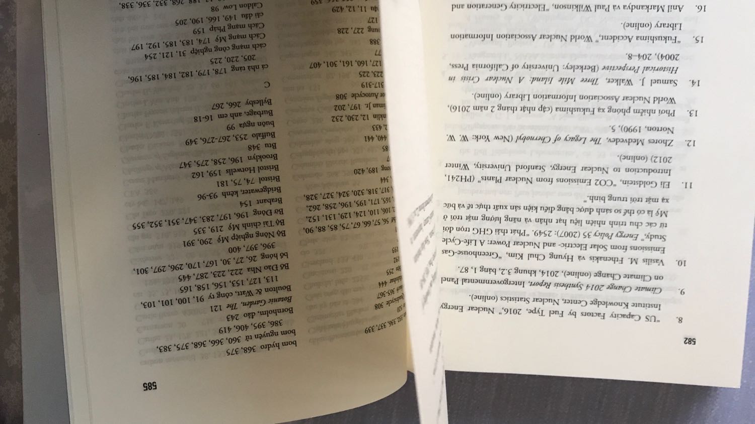 Sách khá hay. Bookcare đã bọc tốt hơn nhiều. 
Một điều k thích đó là sách dày 600 trang, nhưng có đến 1/4, vâng tôi không nói sai đâu ạ, 150 trang là “Tư liệu tham khảo” mà tôi dám chắc 99% người đọc không quân tâm đâu. Thật hết sức lãng phí tài nguyên giấy cũng như làm sách dầy nặng đắt đỏ không cần thiết