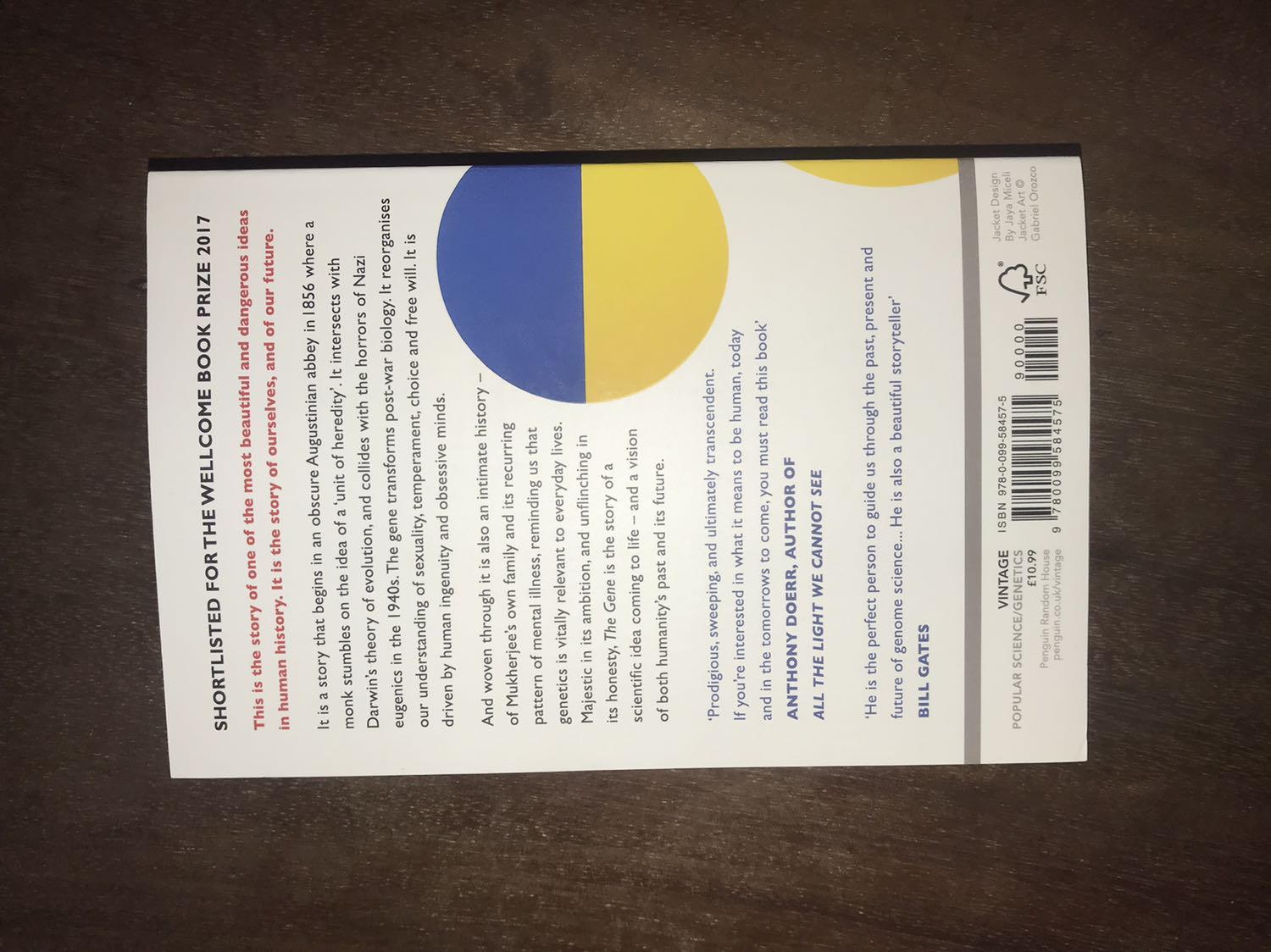Fahasa đóng hàng rất cẩn thận. Sách bìa mềm, giấy hơi tối màu và mỏng. Mình nghĩ đây là một quyển sách chất lượng so với mức giá. Nhận xét này không bao gồm nội dung của sách.