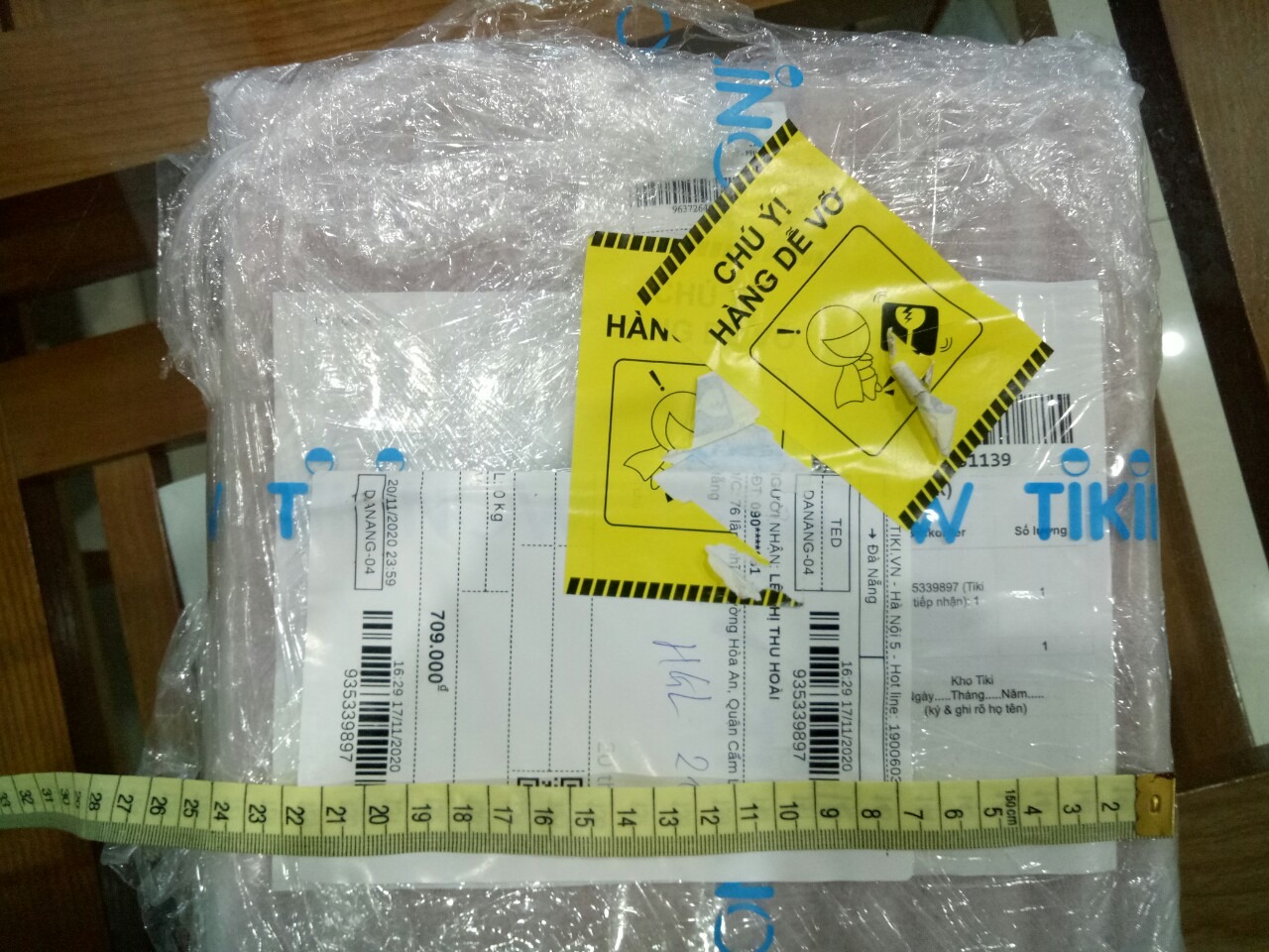 giao hàng không dúng, nhìn gói hàng kích thước 24 x 24cm. KHÔNG THỂ TIN NỔI LÀ "TRANH ĐỒNG THƯ PHÁP CÓ PHỦ KHUNG KÍCH THƯỚC 61 X 61. 
đề nghị xử lý gấp cho tôi.