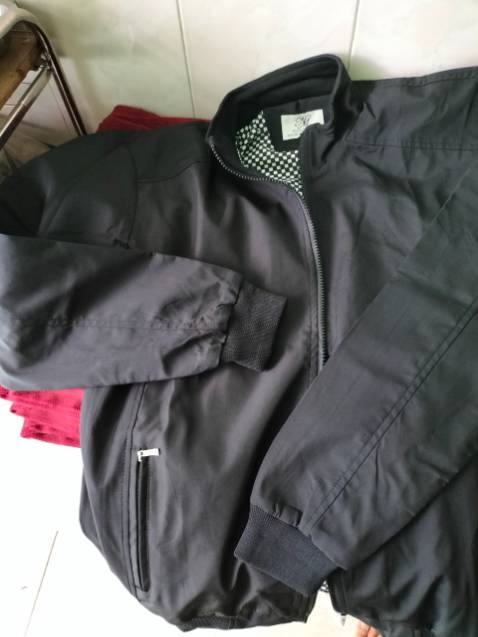 giao sai mẫu á giao thành mẫu nào lạ quắc ất ơ. Tuy nhiên áo vẫn dày dặn lớp lót hơi tù túng nhưng nhìn chung áo cũng đẹp đứng form lên ok nên nhà mình kêu giữ dùng. Shop check lại hàng đi ko có đúng hàng thì sửa ảnh mô tả đi chớ làm người khá hiểu lầm.