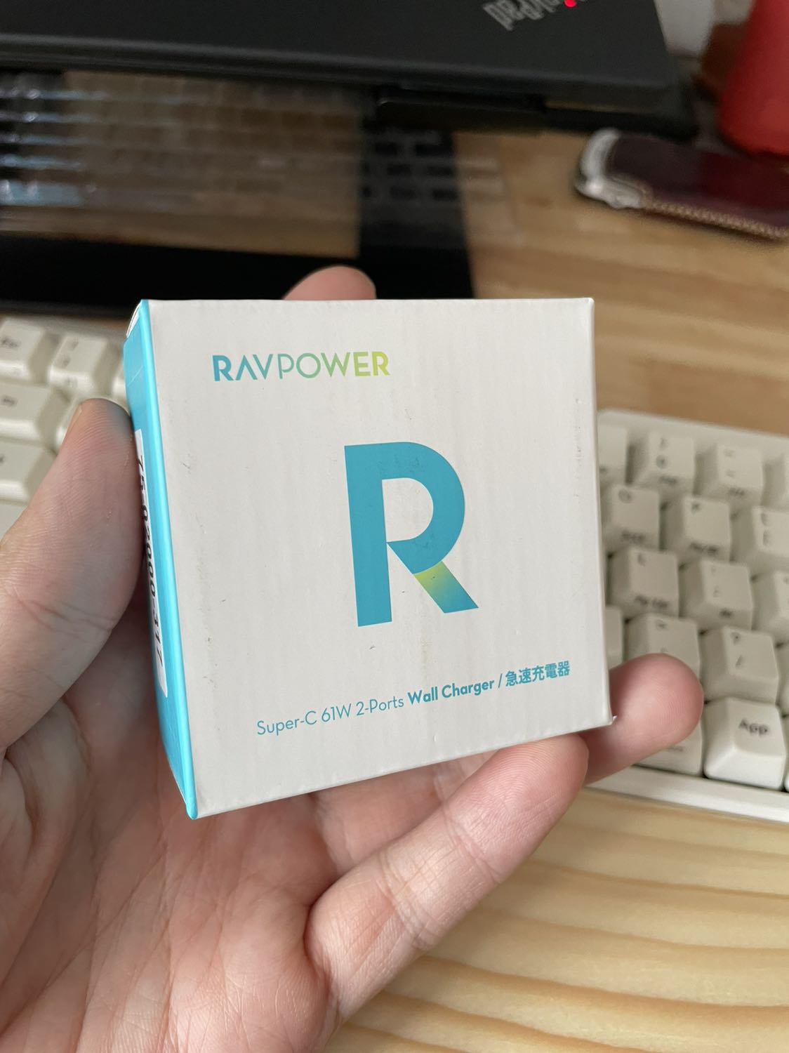 Sản phẩm làm bằng nhựa sần, hoàn thiện chắc chắn chứ không như các bạn khác nhận xét.
Nhỏ gọn nhưng cầm khá đầm tay. Chân gập chắc, đanh, cắm dính gọn vào ổ điện.
Rất đáng mua. Tikinow ship thần tốc.