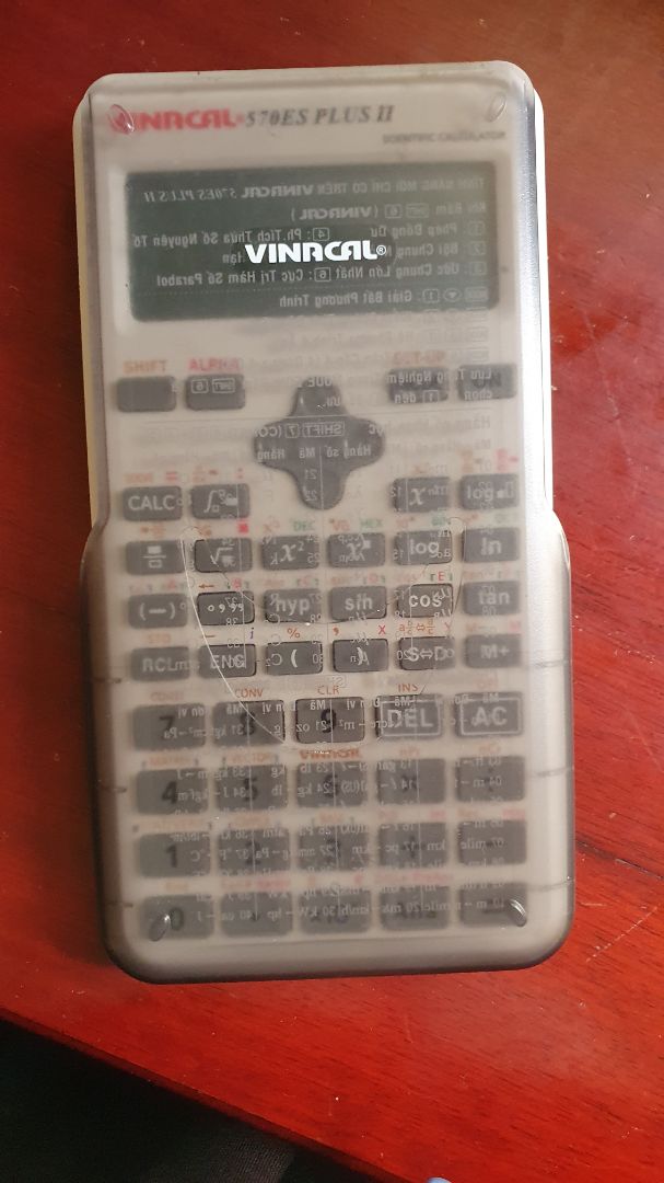 Máy tính mình mua chưa đến một năm, không va đập, rơi vỡ gì mà máy bị liệt phím. Vinacal không có chi nhánh bảo hành chính hãng ở Hà Nội nên mình đã gửi tiki bảo hành vào trong SG một lần, nhận máy về dùng được một thời gian ngắn lại vẫn lỗi liệt phím. Có vẻ đây là lỗi hay gặp của máy Vinacal bởi mình tìm trên mạng rất nhiều clip hướng dẫn sửa lỗi này.

Trong khi đó, mình mua casio 580 cũng trên tiki gần thời gian với máy vinacal này, bị lỗi màn hình, mang máy đi bảo hành tại showroom Bạch Mai, khi casio giám định máy hỏng do lỗi nhà sản xuất mình được đổi luôn sang máy mới. Bên đó có chính sách đổi sản phẩm trong 1 năm. Các bạn nên mua máy tính hãng casio nhé, chính sách hậu mãi tốt hơn hẳn.
