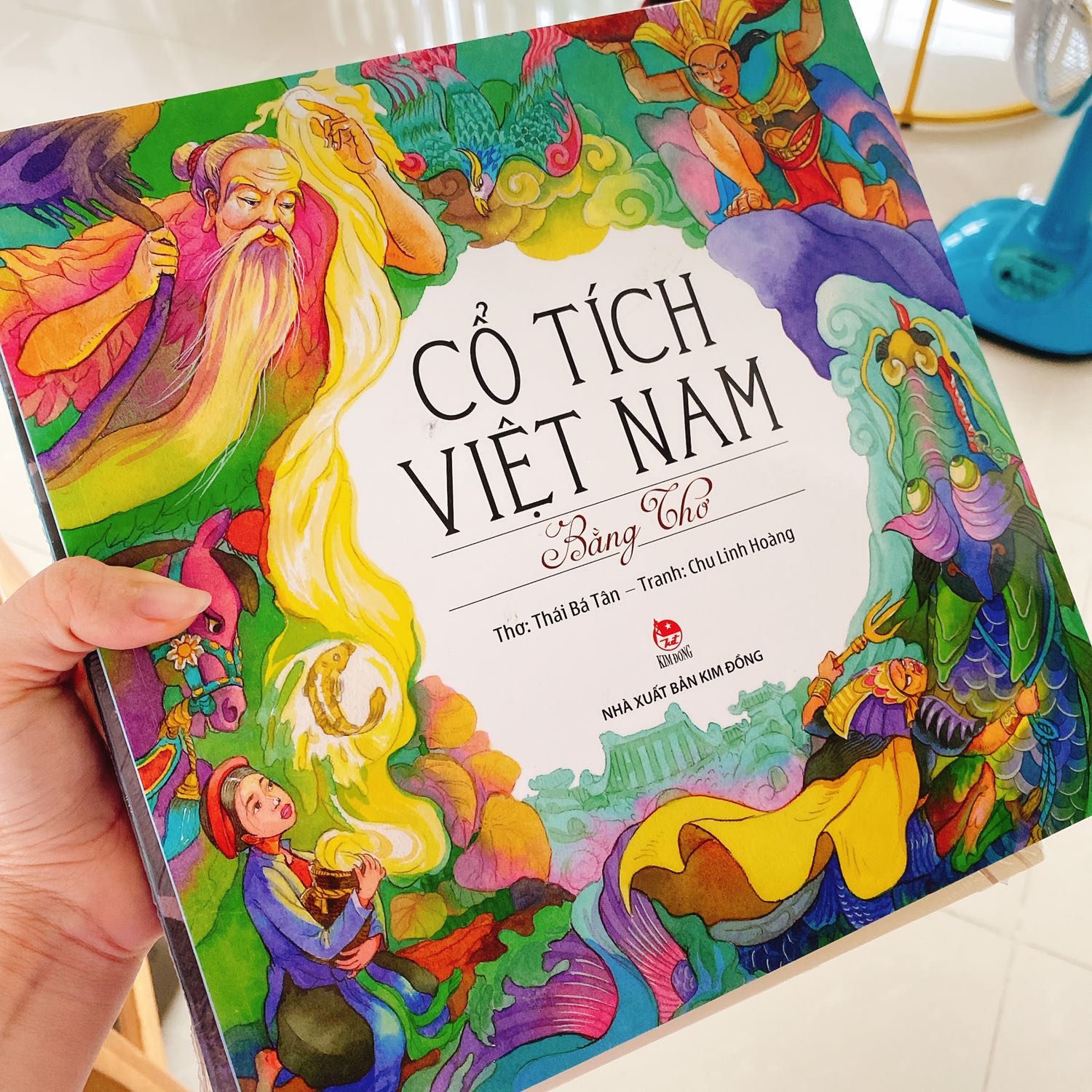 Màu sắc cực đẹp và tính thẩm mĩ cao. Các câu chuyện cổ tích Việt Nam dạng thơ vừa hay vừa dễ đọc. Bé rất yêu thích.